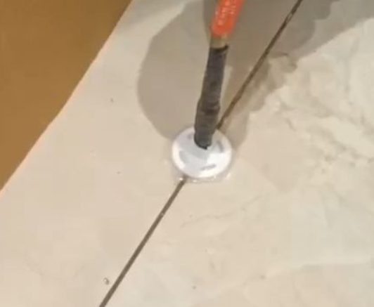 南湖瓷砖空鼓维修公司专业解答瓷砖在铺贴过程中，如果没有涂抹均匀到位的粘结材料（如水泥砂浆或瓷砖胶），可能会导致以下问题