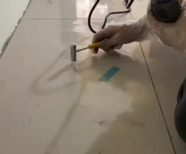 南湖瓷砖开裂维修公司专业分享瓷砖在铺贴前如果没有沥干水分，将会导致以下问题